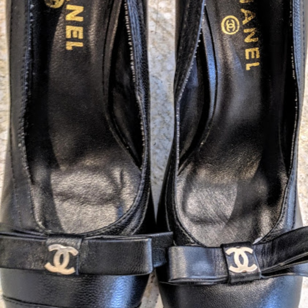 Chanel Black Cap Toe Logo Heels Pumps Sz 37 (6.5)